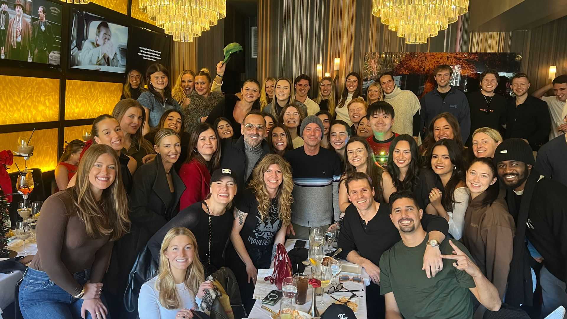 Country music star surprises Boston brunch goers
