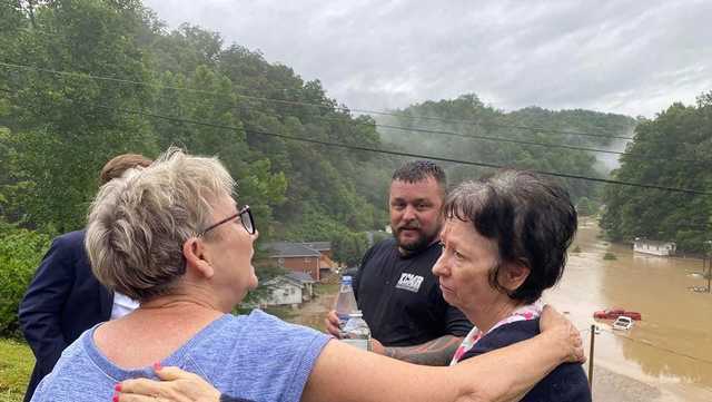 Man rescued 5 kids, 2 of his former teachers from flooded homes - Vimarsana News