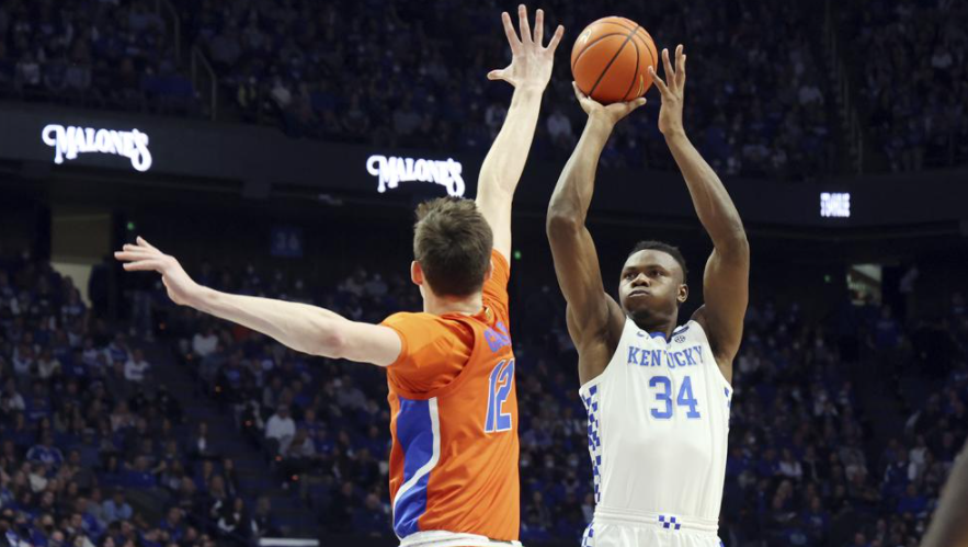 kentucky's oscar tshiebwe (34) shoots while defended by florida's colin castleton (12) during the first half of an ncaa college basketball game in lexington, ky., saturday, feb. 12, 2022.