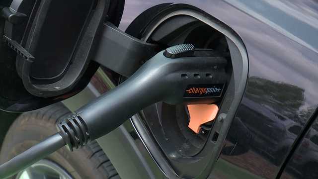 'This makes it a lot easier': Consumers look to electric cars as gas prices rise - Vimarsana News