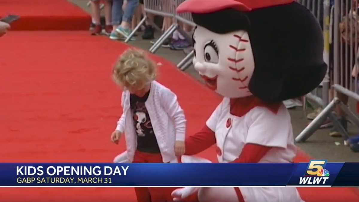 Cincinnati Reds Kids Day: Players walk red carpet