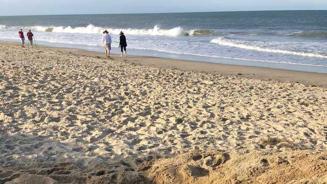 North Carolina: Warning about digging holes on beach - Vimarsana News