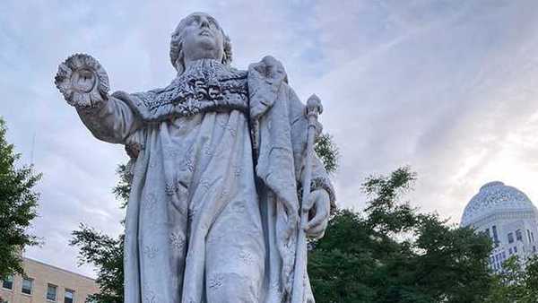 King Louis XVI Heir Sad Over Louisville Statue Losing Its Hand in Protest