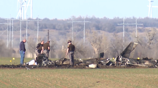 Investigators seek answers after plane crash in Kingfisher County - Vimarsana News