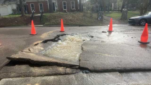 Water gushes from giant hole in Jackson street - Vimarsana News