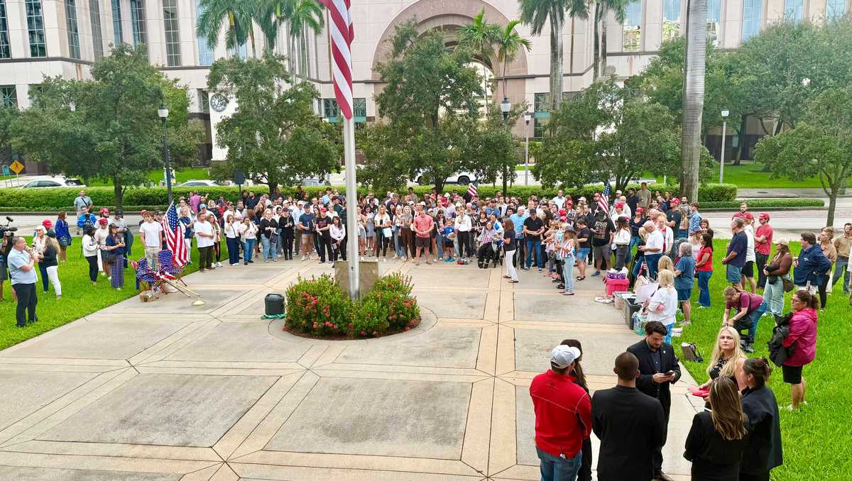 Candlelight vigil in West Palm Beach honors Charlie Kirk's legacy