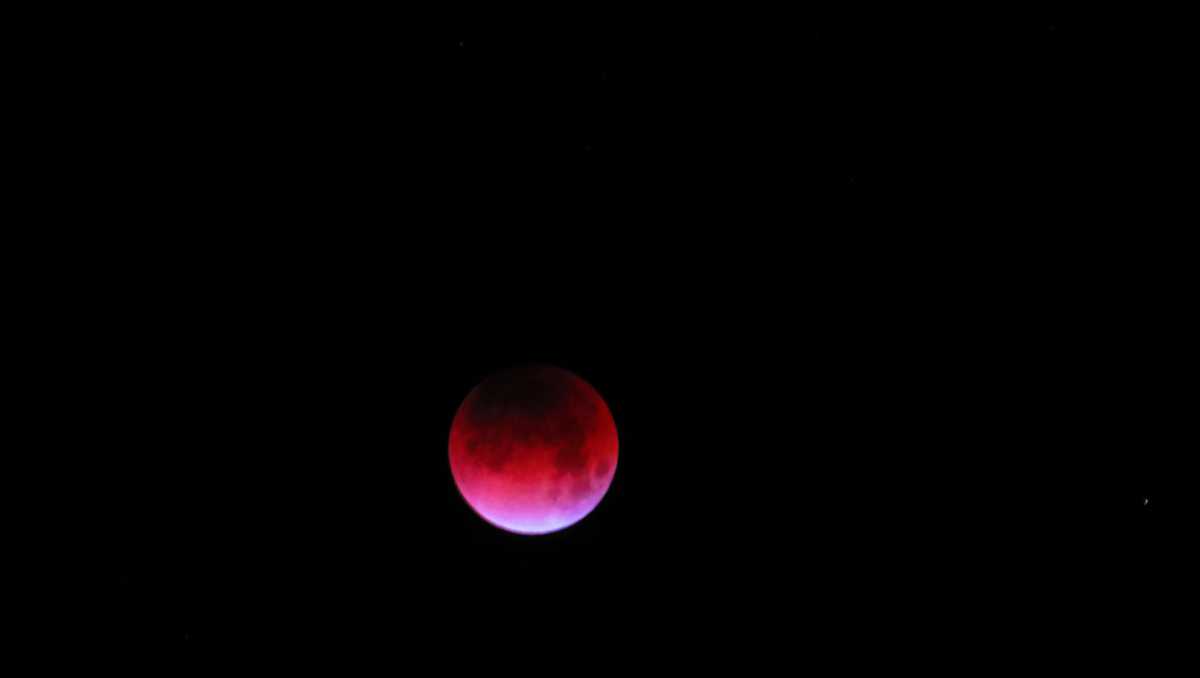 16 Photos of the Super Blue Blood Moon in case you missed it this morning