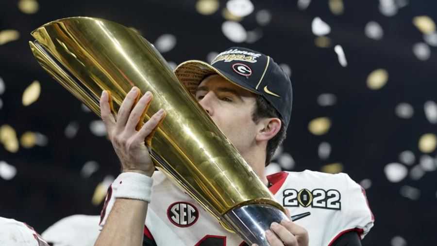 Quarterback Stetson Bennett announces 2022 return, JT Daniels enters  transfer portal, Georgia Sports