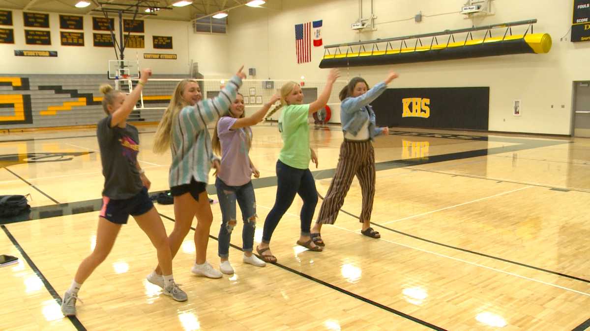 Knoxville volleyball gets hype from handshakes