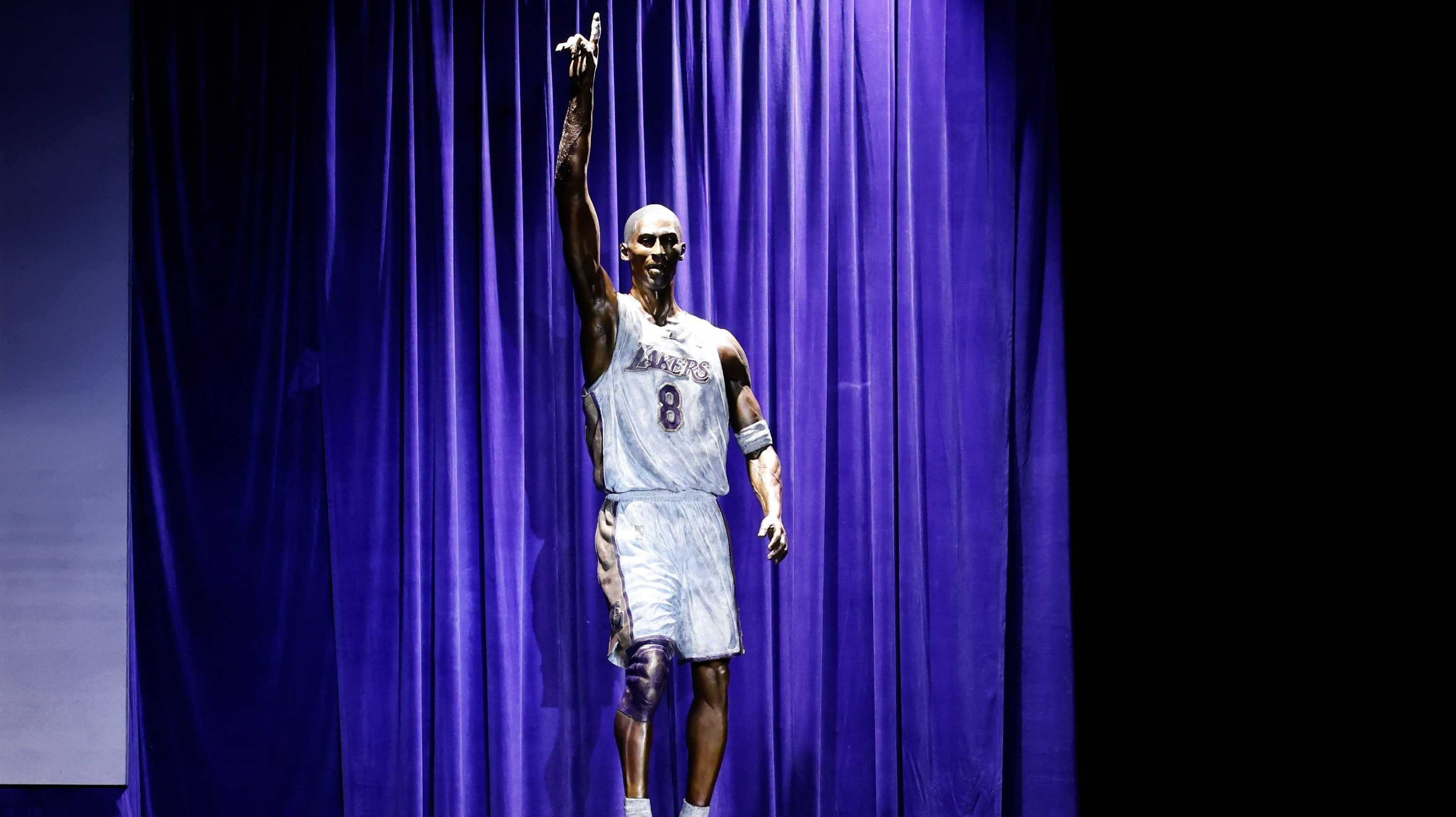 Kobe Bryant statue unveiled in emotional ceremony - Vimarsana News