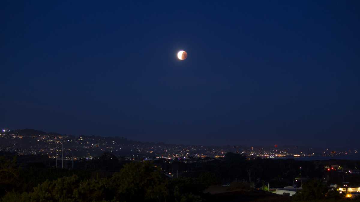 16 Photos of the Super Blue Blood Moon in case you missed it this morning
