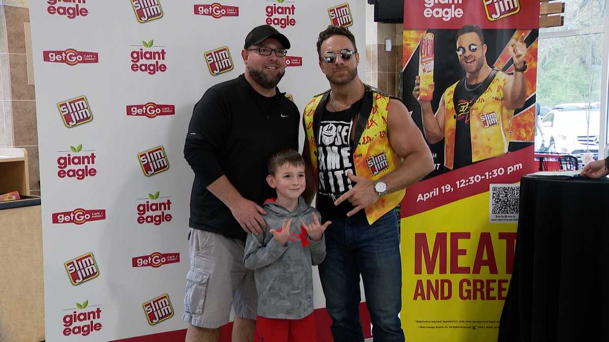 LA Knight meets WWE fans at Giant Eagle in Shaler