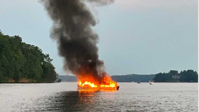 South Carolina : Boat, with family of 6 onboard, burns on lake - Vimarsana News