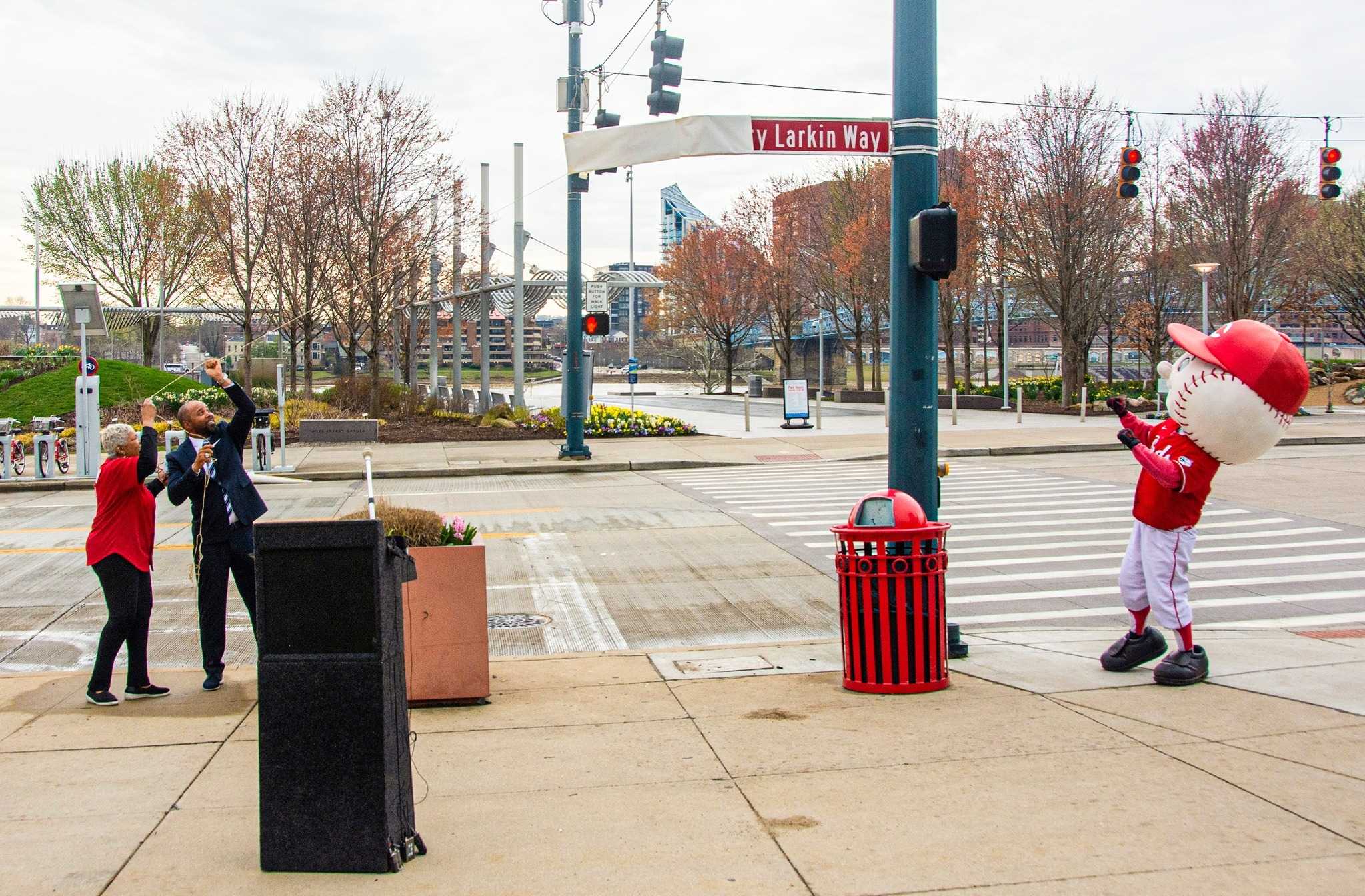Downtown Cincinnati street renamed for Reds Hall-of-Famer Barry Larkin