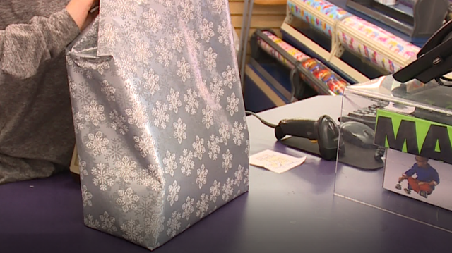 Last-minute shoppers filling malls, stores as Christmas arrives - Vimarsana News