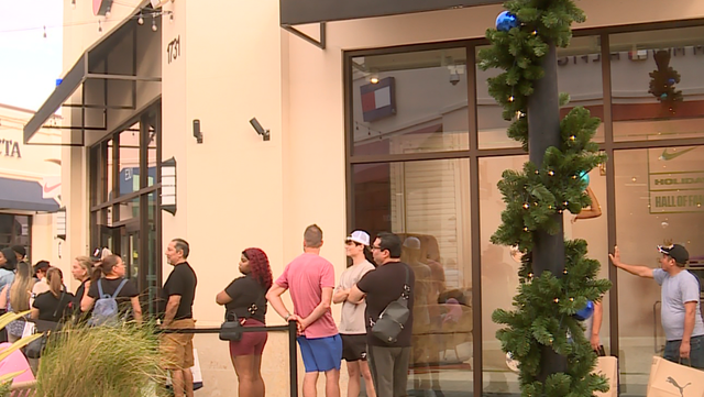 South Florida last-minute shoppers buy gifts on Christmas Eve - Vimarsana News