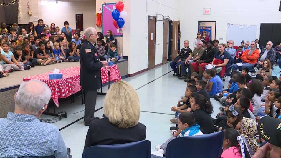 96-year-old veteran speaks to students at Olathe school about WWII