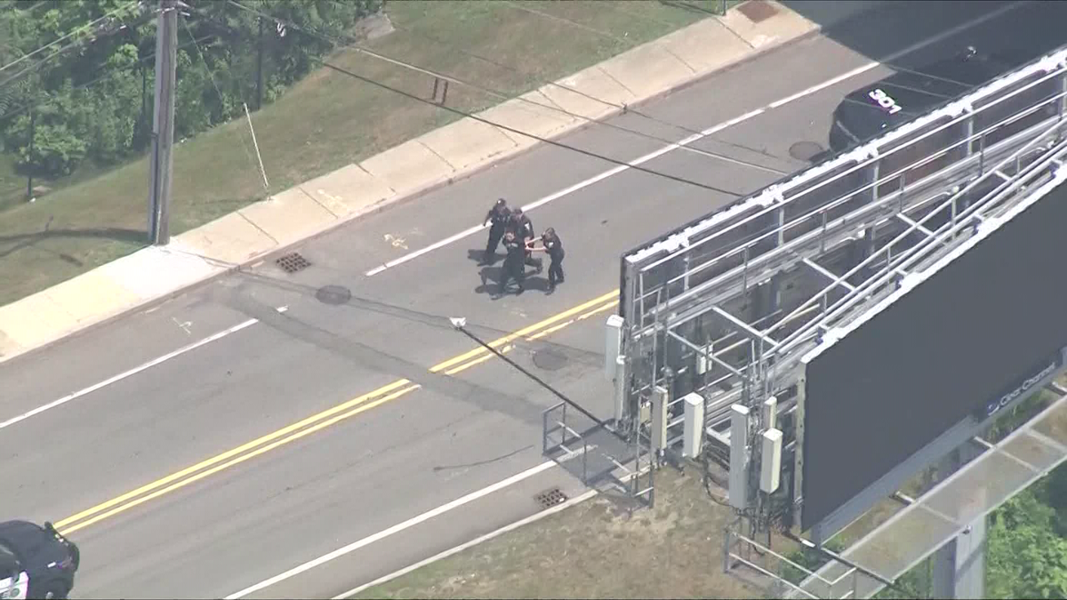 Massachusetts Police Conduct Large-Scale Search for Armed Robbery Suspects in North Andover, Lawrence