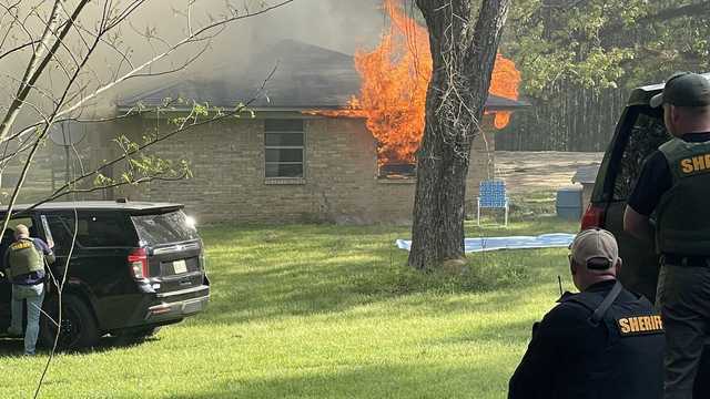 Murder suspect dies after shootout from inside burning house - Vimarsana News