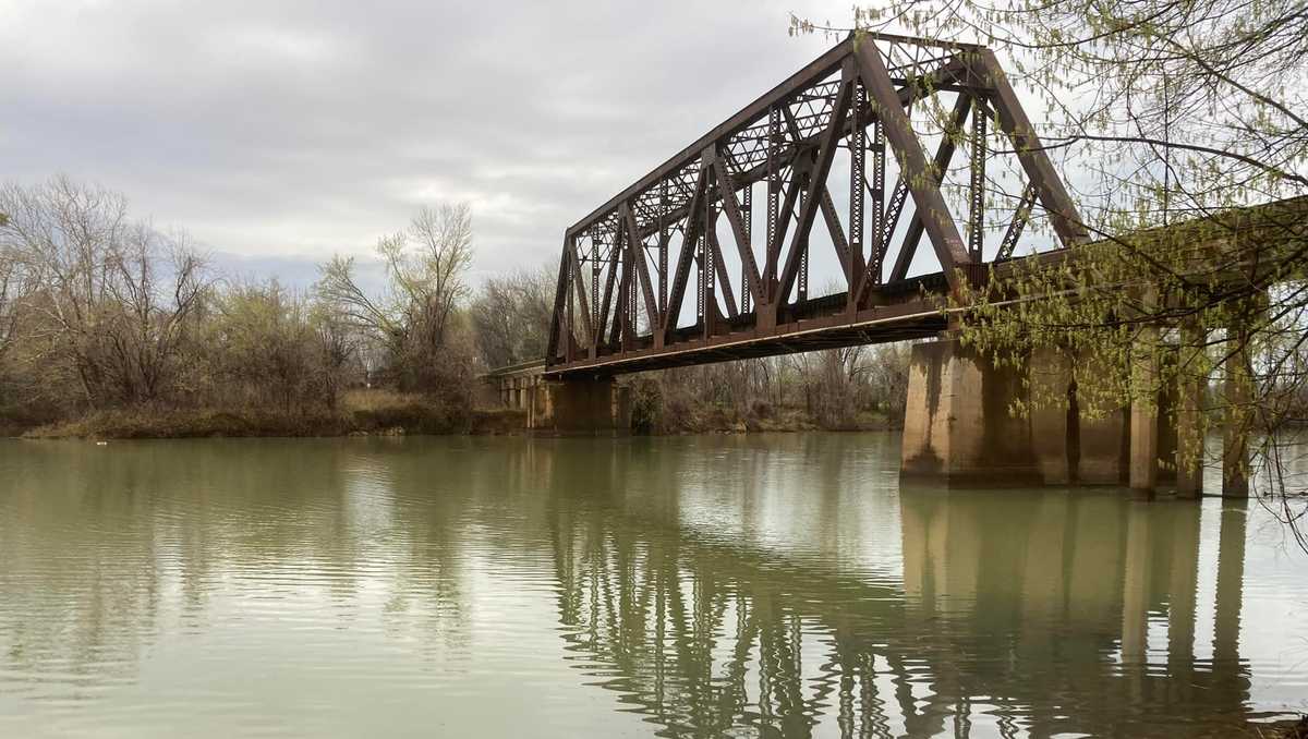 1 dead, 1 in critical condition after train hits men on railroad bridge ...