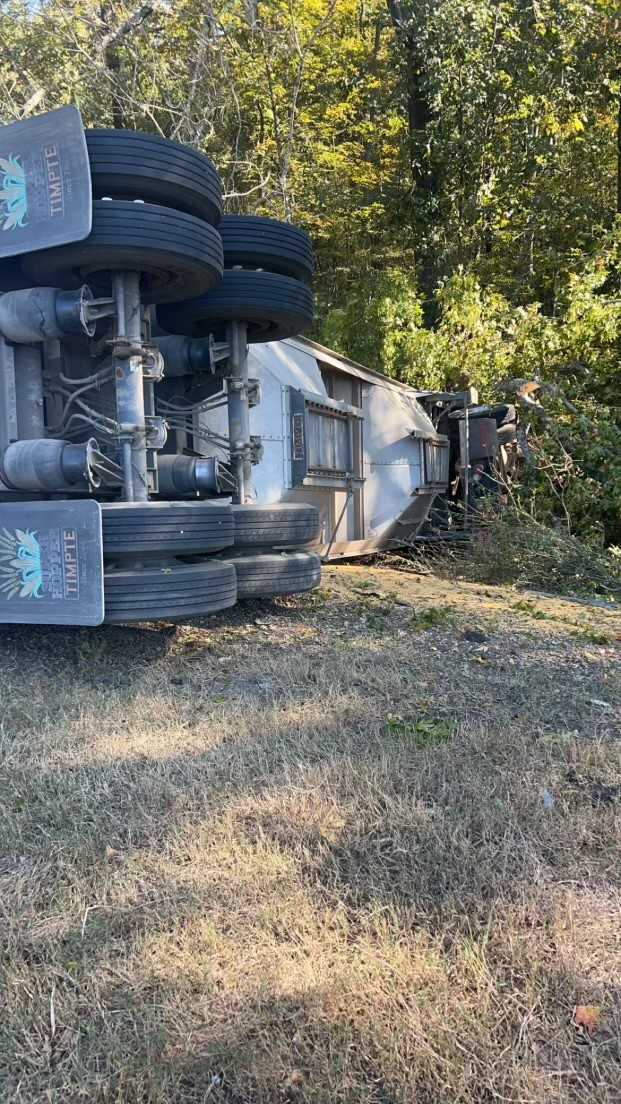 Traffic diverted in Leesburg after commercial vehicle crash