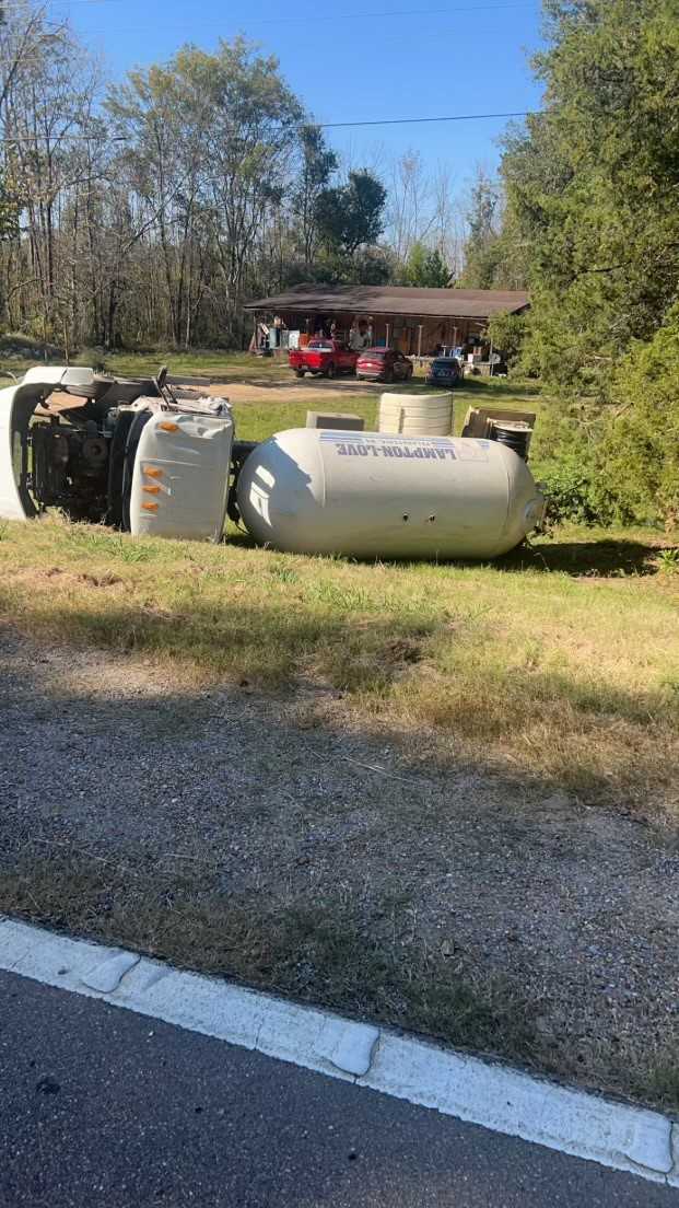 Traffic diverted in Leesburg after commercial vehicle crash