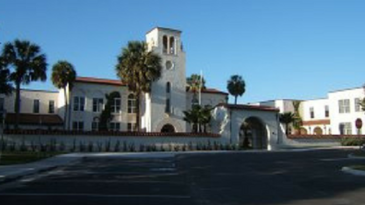 Leesburg High School guardian confronts intruder on campus