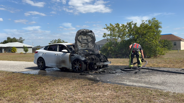 Vehicle bursts into flames in Lehigh Acres - Vimarsana News