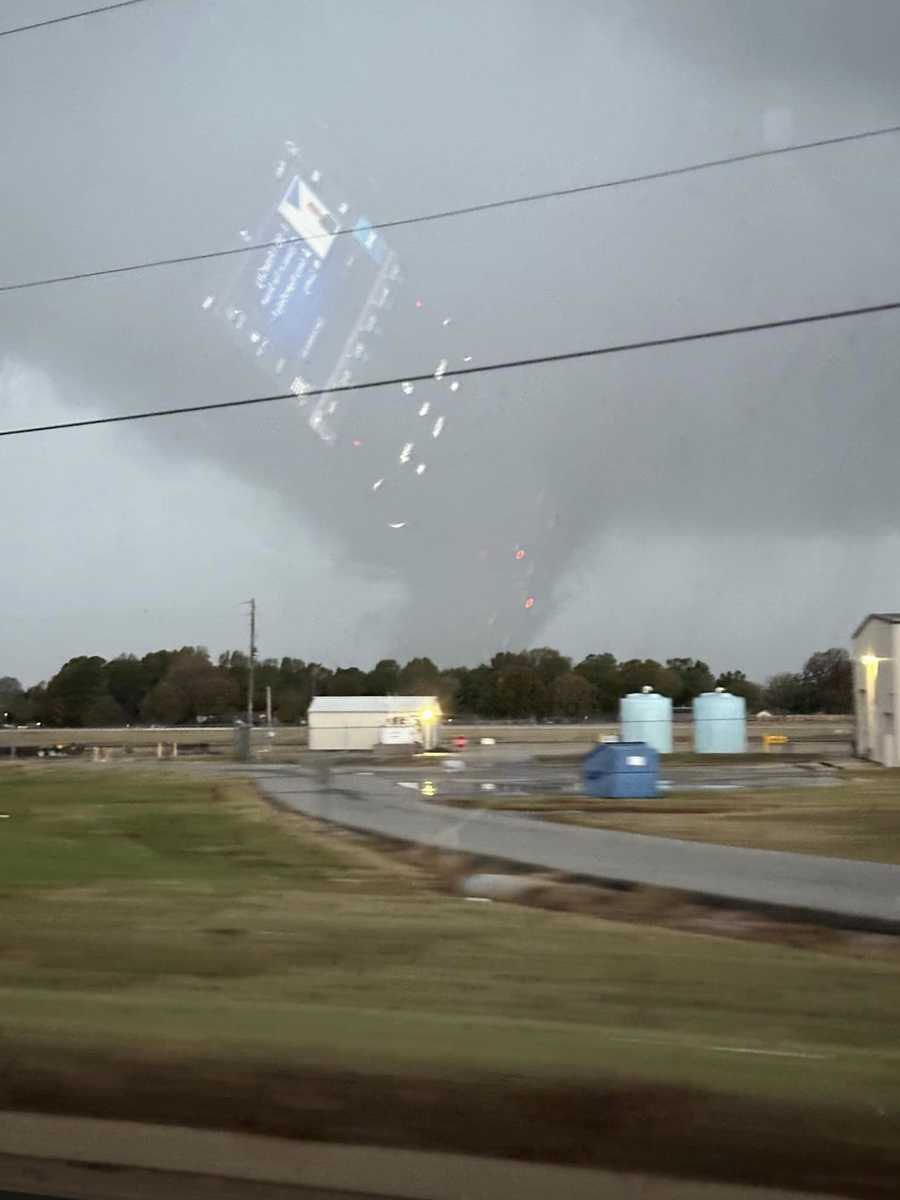 VIDEO, PHOTOS Tornado hits Little Flock, Arkansas