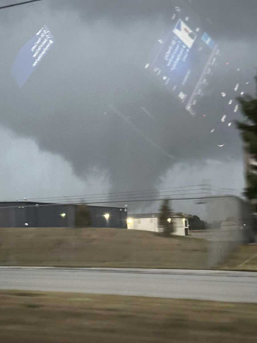 VIDEO, PHOTOS Tornado hits Little Flock, Arkansas