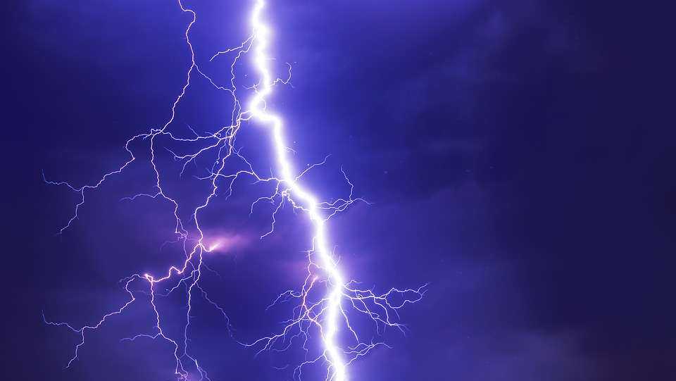Man sent to hospital after car struck by lightning in Richmond Hill