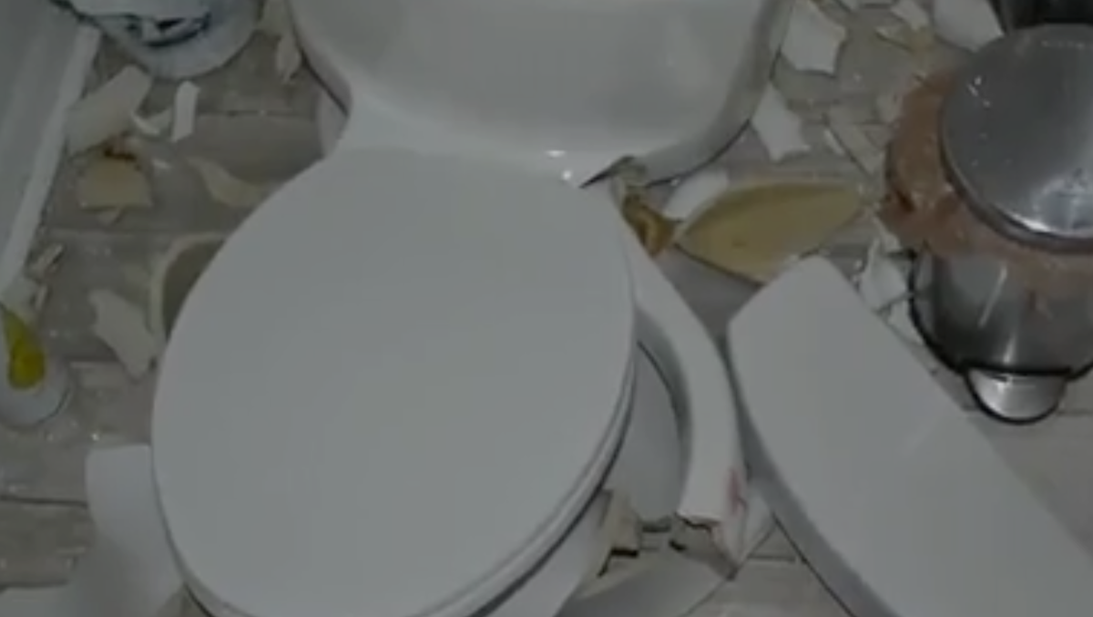 Lightning strikes house, causes toilet to explode