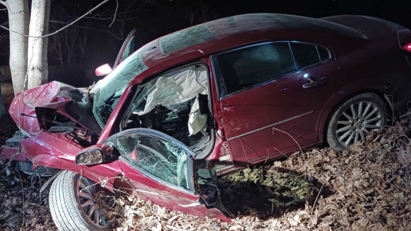 Man killed after car leaves roadway, crashes into tree in Lincoln County