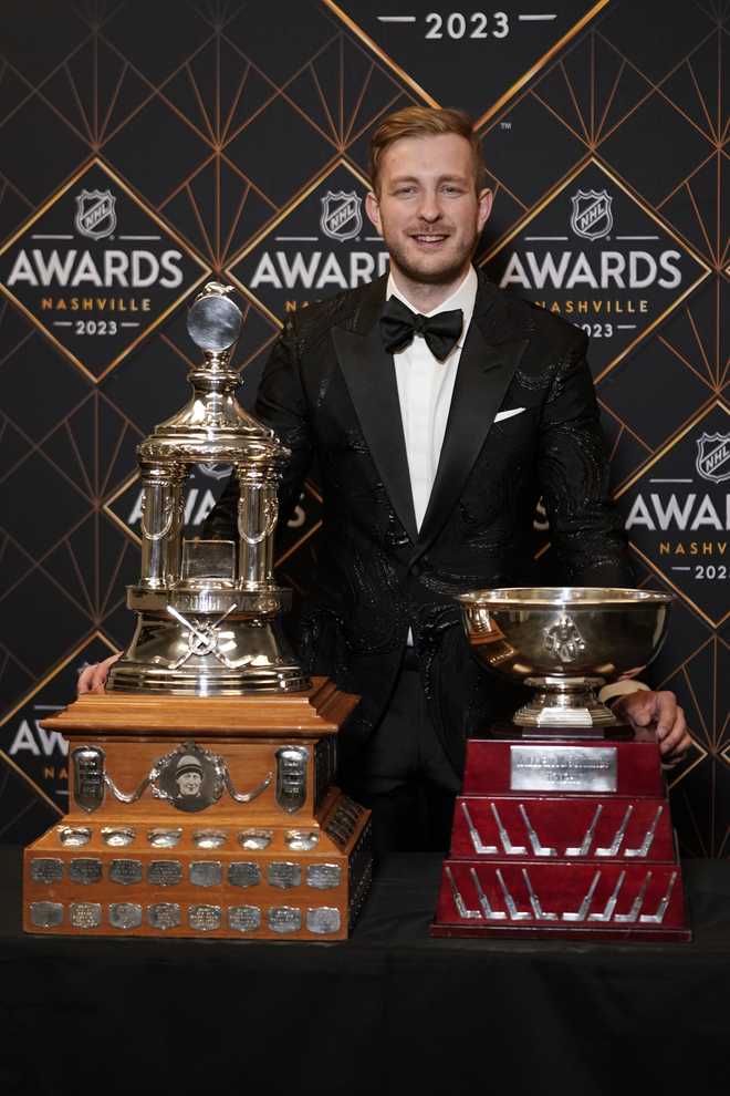 NHL Awards: Bruins' Linus Ullmark wins Vezina Trophy as league's top  goaltender 