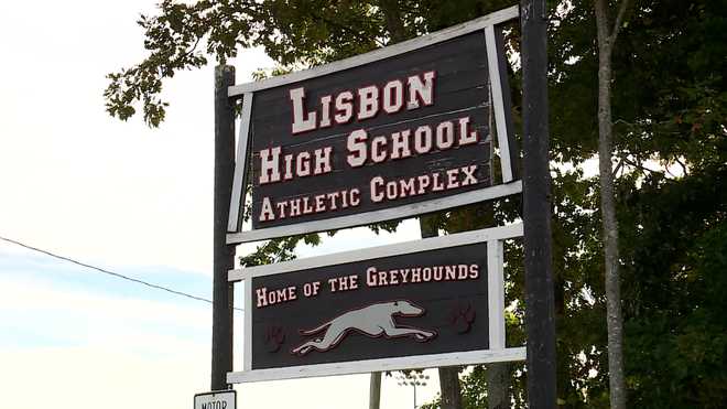 Esta foto muestra un letrero del Complejo Atlético de la Escuela Secundaria de Lisboa en Lisbon Falls, Maine.