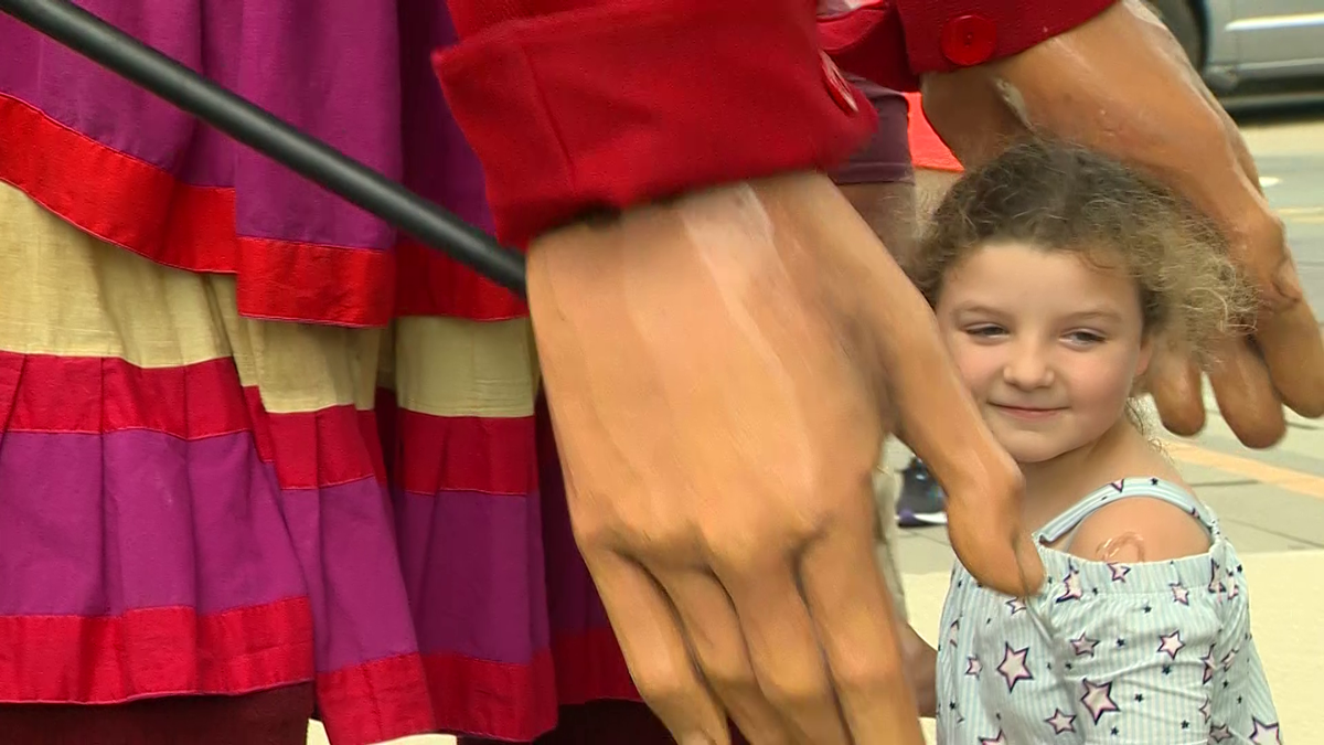 巨大的木偶“小阿玛尔”访问波士顿的一些新幼儿园