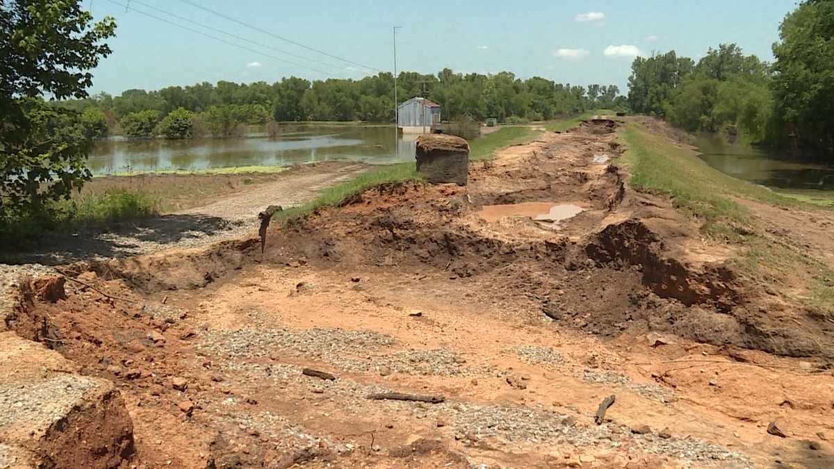 Breached levee needs repair in Logan County