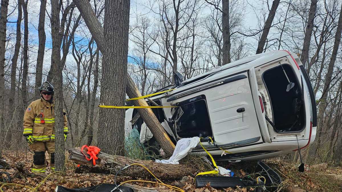 1 person trapped, injured in mangled SUV after crashing into tree in ...