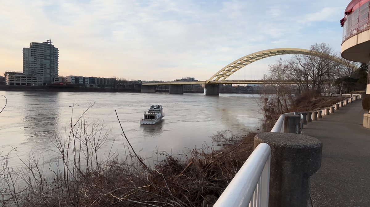 VIDEO: Houseboat seen floating down Ohio River after getting loose
