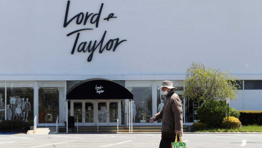 A pedestrian walks past a shuttered Lord and Taylor department store following their filing for bankruptcy amid the COVID-19 pandemic on May 12, 2020 in Garden City, New York. (Photo by Bruce Bennett/Getty Images)