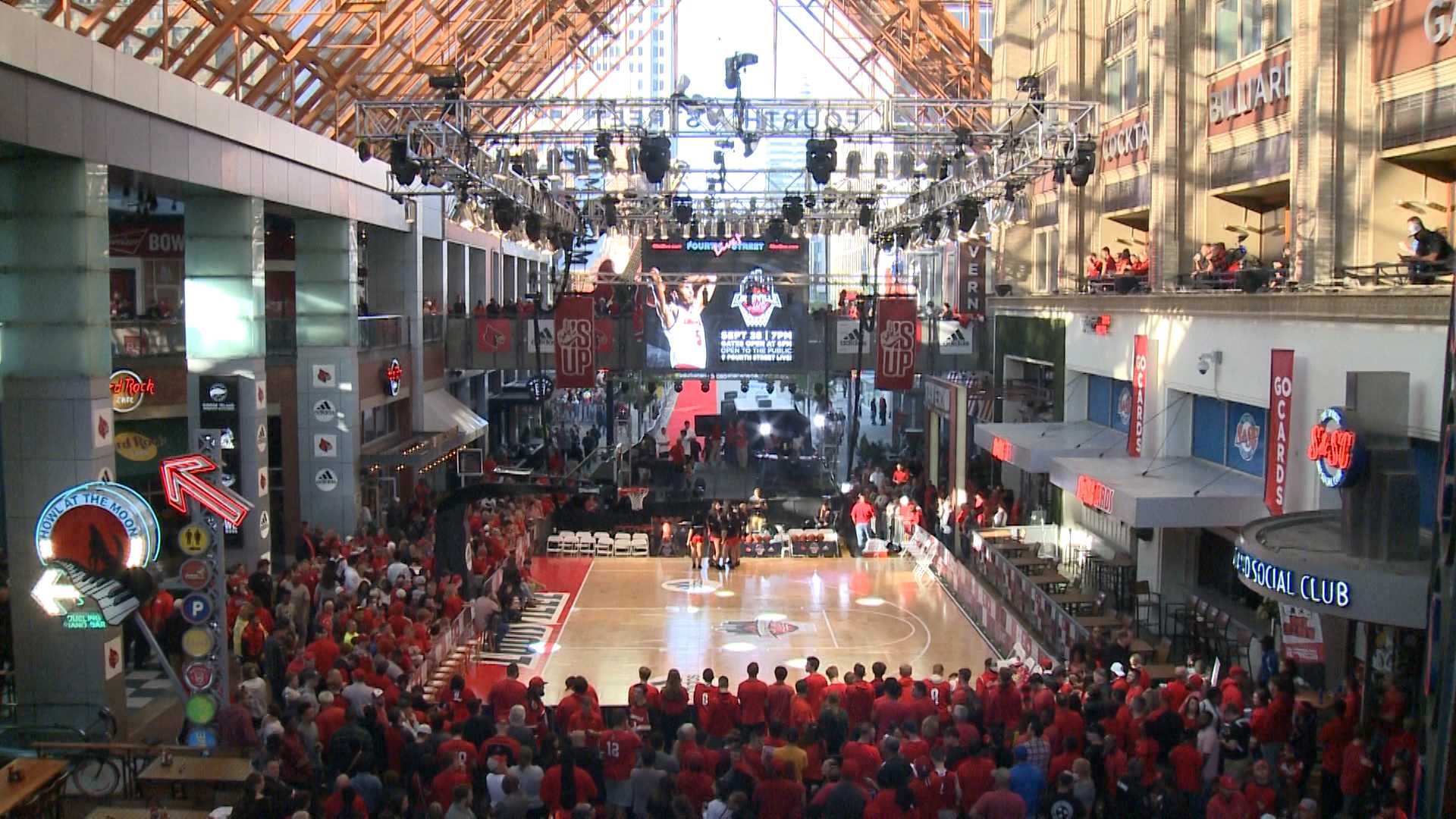 UofL basketball holds Louisville Live event at Fourth Street Live!