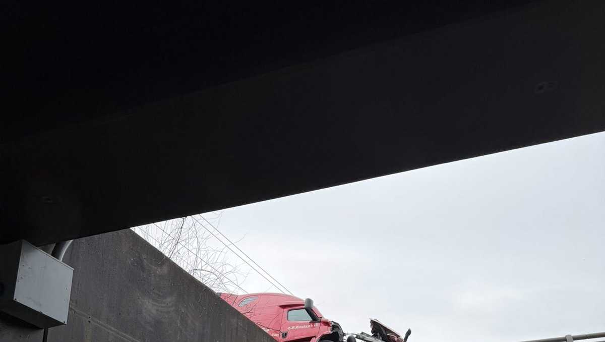 Tractor-trailer crash now clear on I-283 in Dauphin County