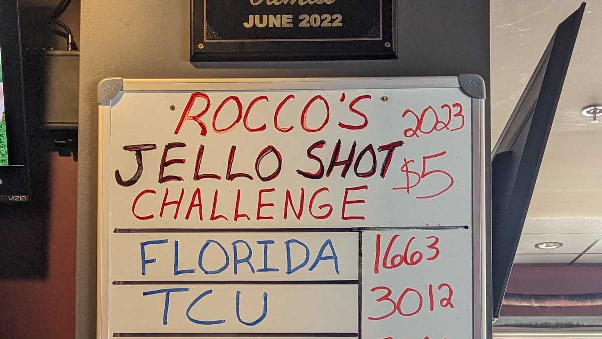 LSU College World Series Jello Shot Challenge.  Мировая серия колледжей LSU Jello Shot Challenge