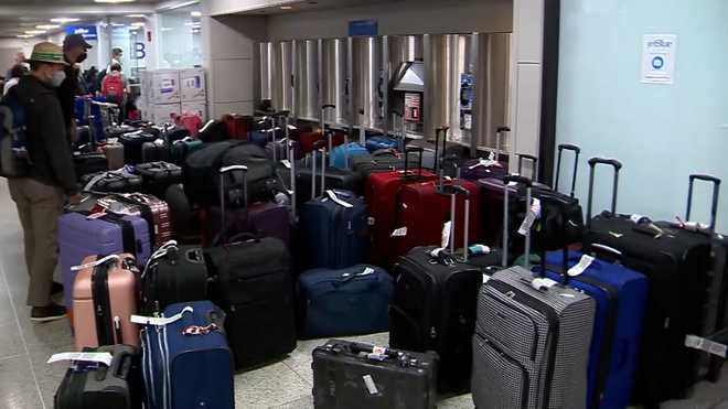 Una pila de equipaje en el Aeropuerto Internacional Logan en Boston, Massachusetts, sigue a x20; una serie de cancelaciones y retrasos de vuelos en Boston y por tierra el 2 y el 3 de abril de 2022.