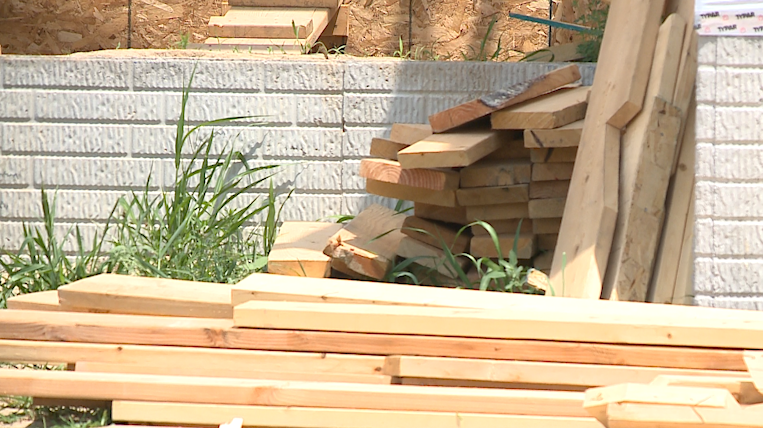 'It's as good as gold,' thieves swipe lumber, building materials from job sites - Vimarsana News