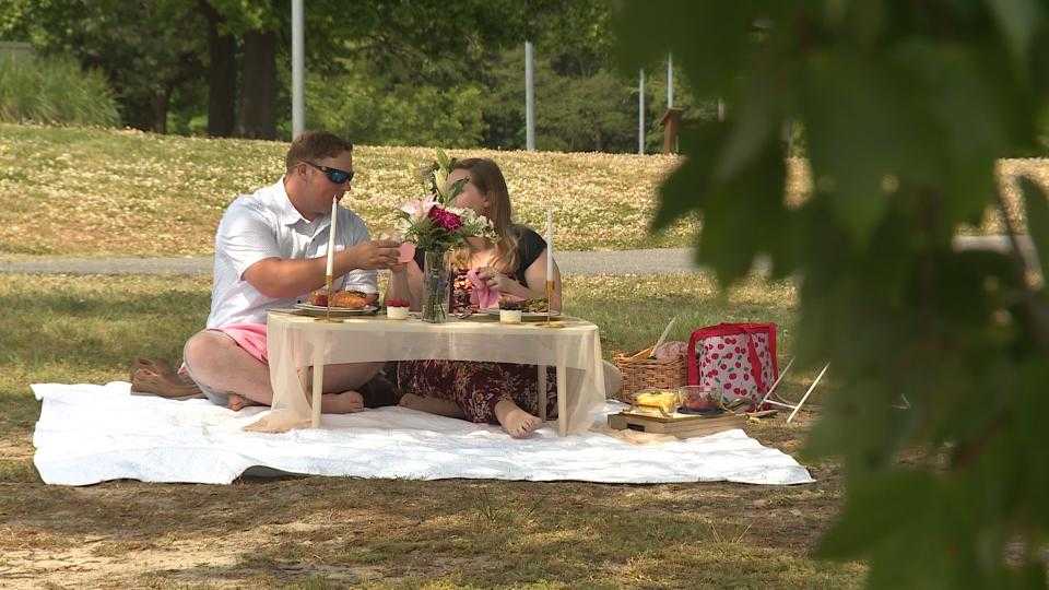 Diners get care-free experience with luxury picnics amid pandemic - Vimarsana News