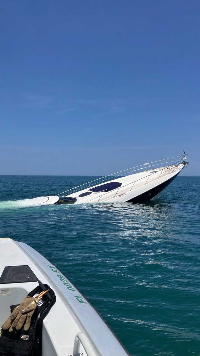Yacht&#x20;sinking&#x20;off&#x20;St.&#x20;Augustine&#x20;Beach