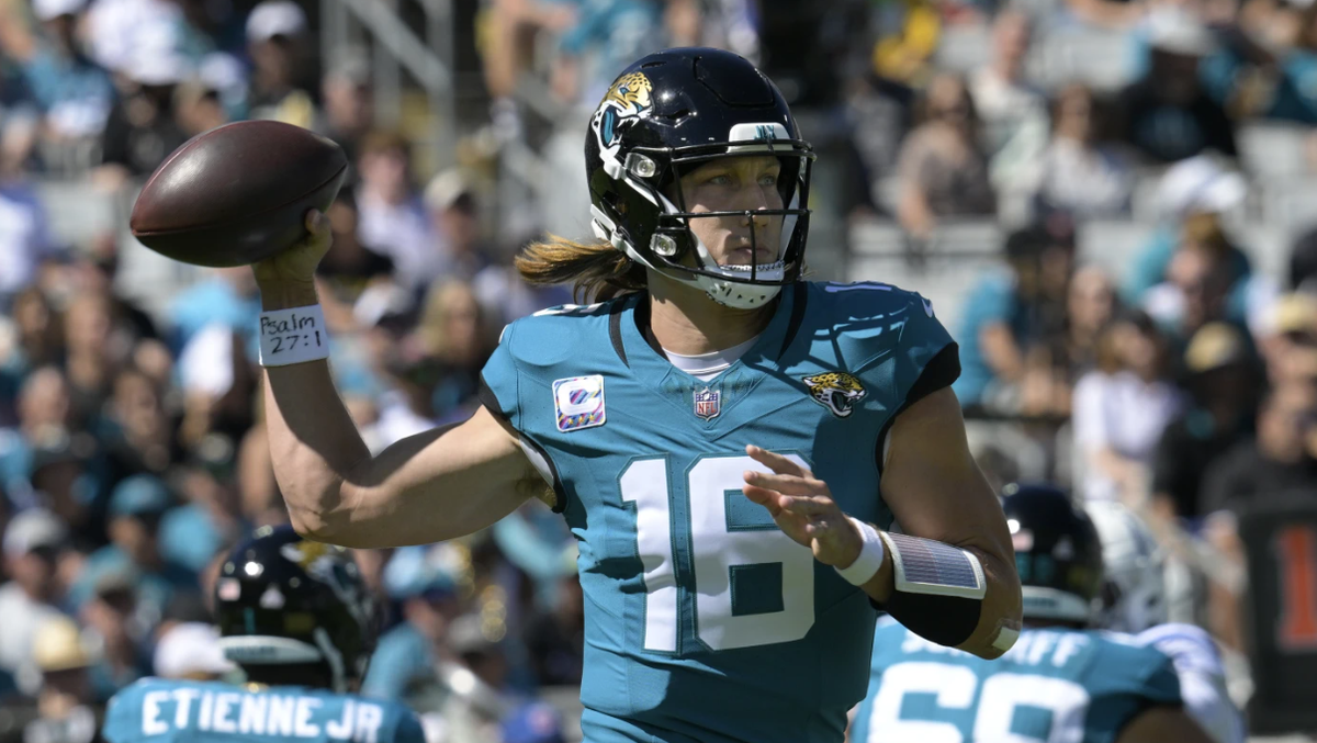 Jaguars QB Lawrence is 'day to day' with a sprained left knee and