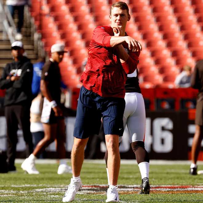 New England Patriots quarterback Mac Jones (10) warms up before