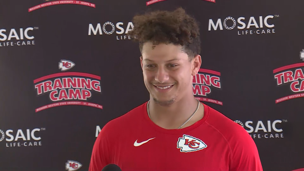 Sterling Mahomes suits up with dad for first Chiefs training camp